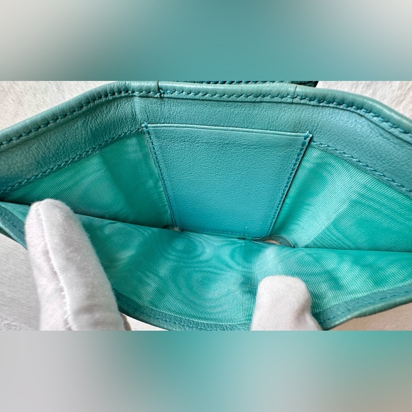 GUCCI 
Wonka Grain Calfskin Diana Tri-Fold Wallet Dusty Azure - Picture 7 of 15